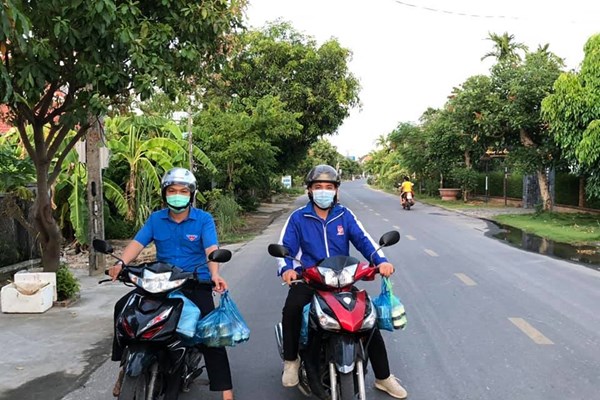 "Shipper áo xanh" ở vùng giãn cách xã hội - ảnh 3
