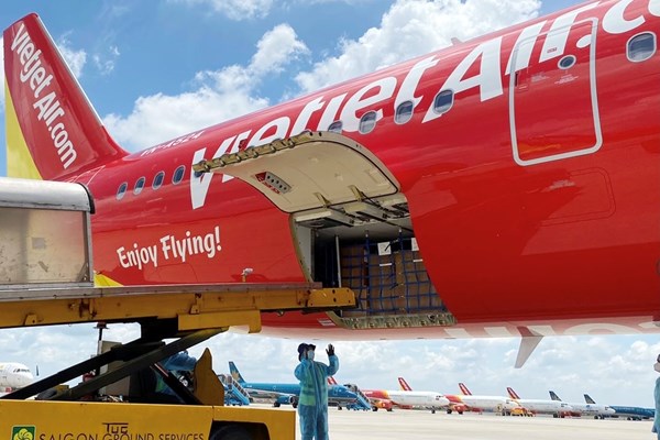 Chuyến bay Vietjet chở 200 máy thở cao cấp, hiện đại từ Đức đã hạ cánh - Anh 2