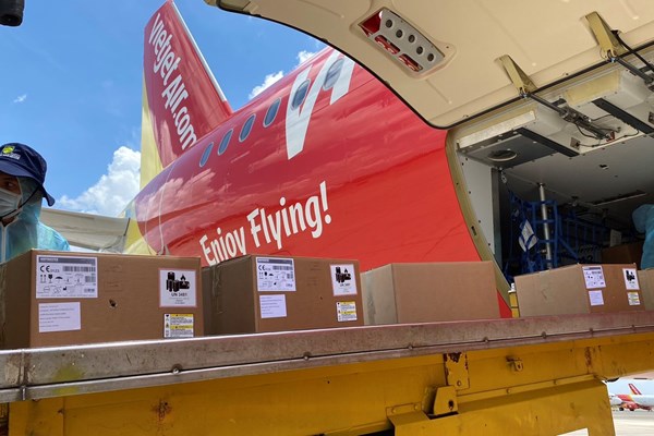 Chuyến bay Vietjet chở 200 máy thở cao cấp, hiện đại từ Đức đã hạ cánh - Anh 1