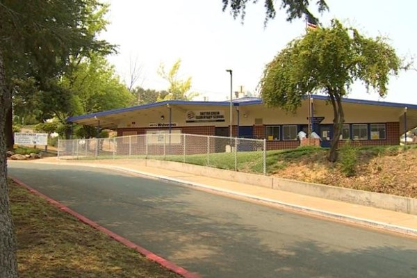 Một giáo viên ở California bị tấn công khi tranh cãi về đeo khẩu trang trong trường học - Anh 1