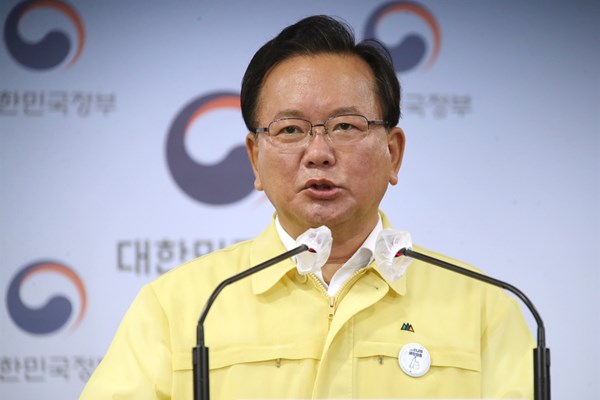 Người dân Hàn Quốc không hài lòng với chính sách kiểm soát đại dịch của Chính phủ - Anh 2