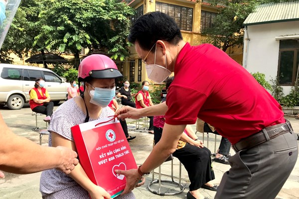 Hà Nội: mở rộng hỗ trợ 10 nhóm đối tượng khó khăn do đại dịch Covid-19 - Anh 1