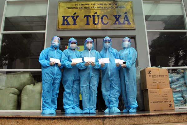 Trao tặng vật dụng y tế tại Khu cách ly Ký túc xá Trường ĐH Văn hóa TP.HCM - Anh 2