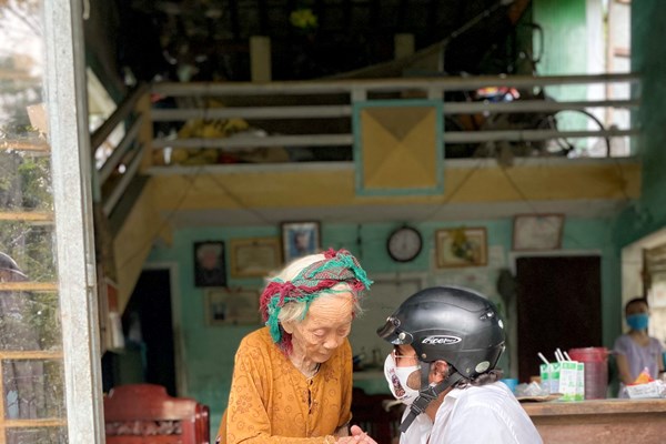 Ông “Tây-Bờ Hồ” nấu ăn miễn phí mùa dịch - Anh 1