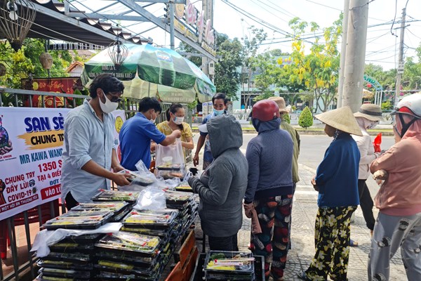 Ông “Tây-Bờ Hồ” nấu ăn miễn phí mùa dịch - Anh 2