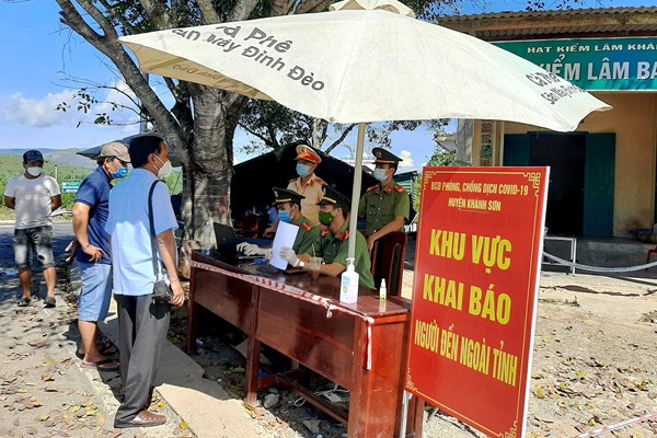 Căng mình trực chốt phòng chống dịch - Anh 1