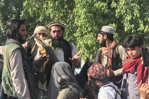 Quảng cáo đường phố có hình phụ nữ bị “sơn phủ” khi Taliban tiến vào Kabul - Anh 2