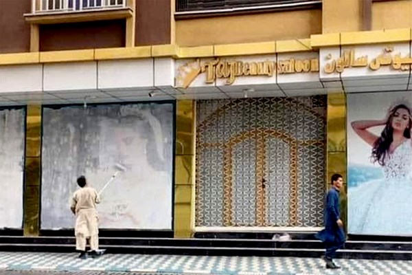 Quảng cáo đường phố có hình phụ nữ bị “sơn phủ” khi Taliban tiến vào Kabul - Anh 1