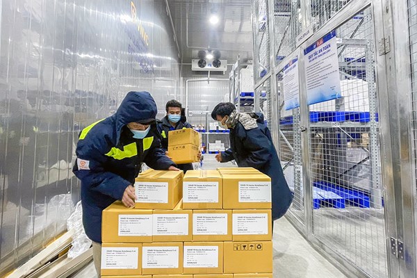 Bàn giao hơn 1,1 triệu liều vắc xin ngừa Covid-19 của AstraZeneca cho Bộ Y tế - Anh 1