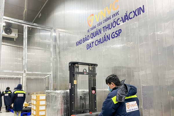 Bàn giao hơn 1,1 triệu liều vắc xin ngừa Covid-19 của AstraZeneca cho Bộ Y tế - Anh 2