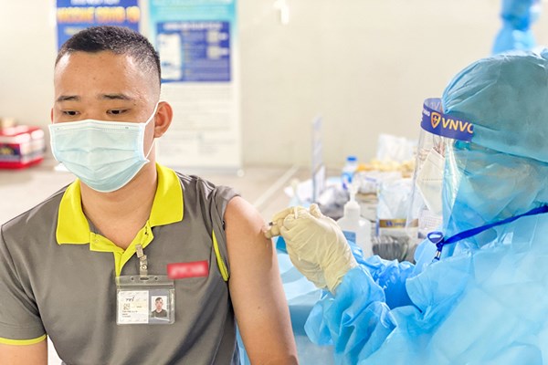 Bàn giao hơn 1,1 triệu liều vắc xin ngừa Covid-19 của AstraZeneca cho Bộ Y tế - Anh 3