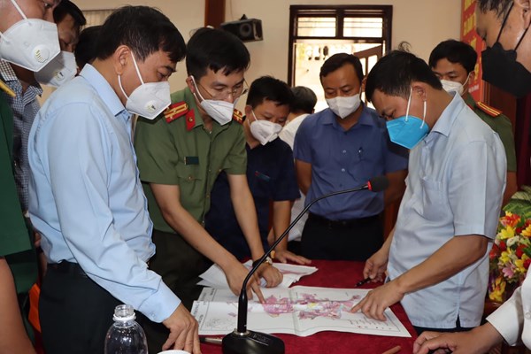 Hà Tĩnh: Ký xác nhận cho dân về từ vùng dịch, 2 phó chủ tịch xã bị đình chỉ - Anh 2