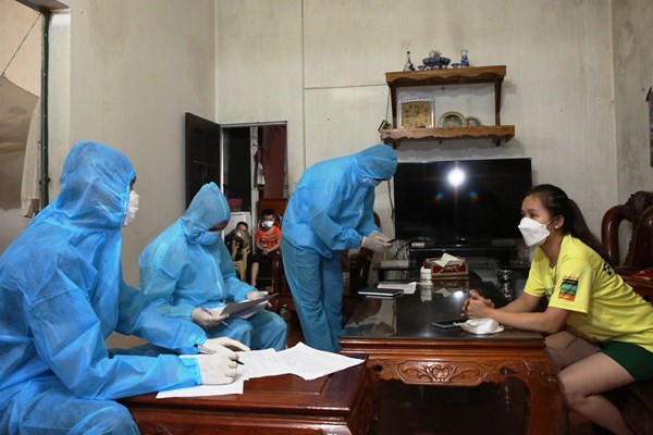 Hà Tĩnh: Ký xác nhận cho dân về từ vùng dịch, 2 phó chủ tịch xã bị đình chỉ - Anh 3