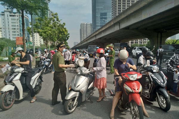 Người dân Hà Nội ra đường vẫn còn tương đối đông - Anh 1