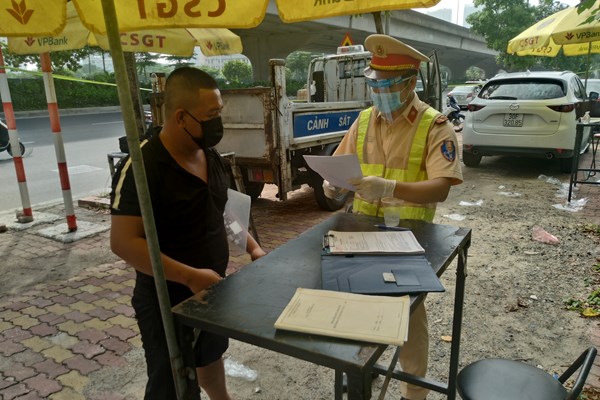 Người dân Hà Nội ra đường vẫn còn tương đối đông - Anh 3