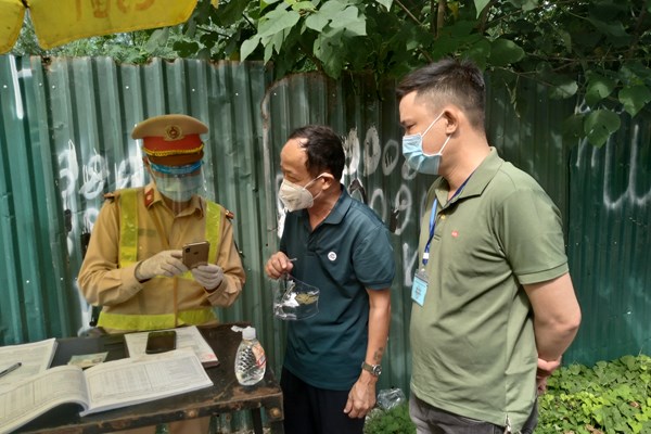 Người dân Hà Nội ra đường vẫn còn tương đối đông - Anh 5