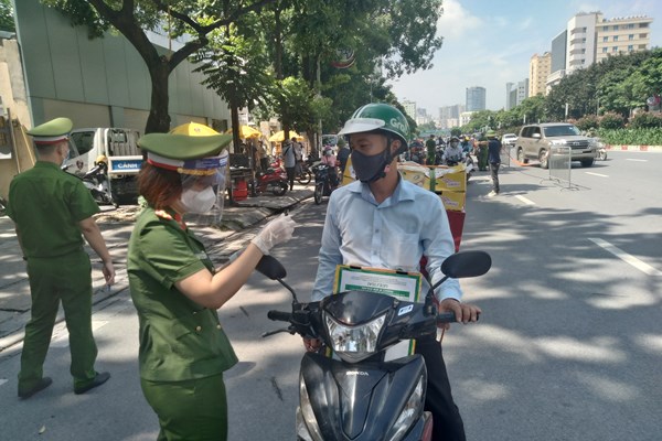 Người dân Hà Nội ra đường vẫn còn tương đối đông - Anh 7