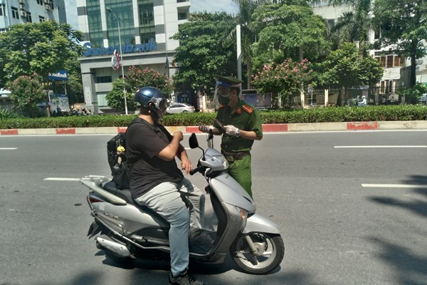 Người dân Hà Nội ra đường vẫn còn tương đối đông - Anh 8