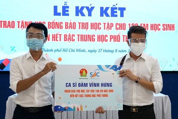 Đàm Vĩnh Hưng nhận bảo trợ học tập cho 100 học sinh hoàn cảnh khó khăn do Covid-19 - Anh 1