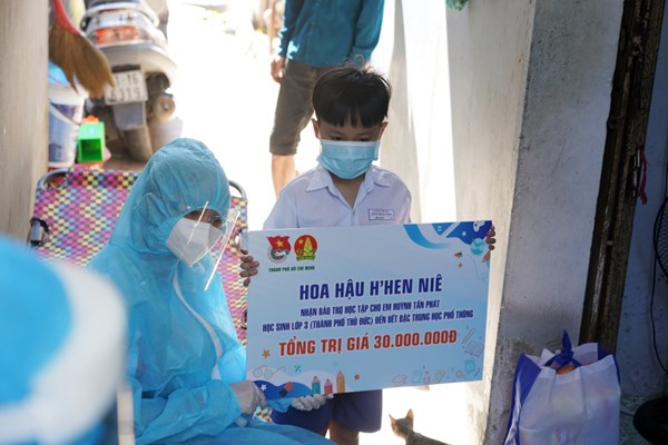 “Tiếp sức đến trường” cho trẻ em khó khăn, mồ côi vì Covid-19 - Anh 1
