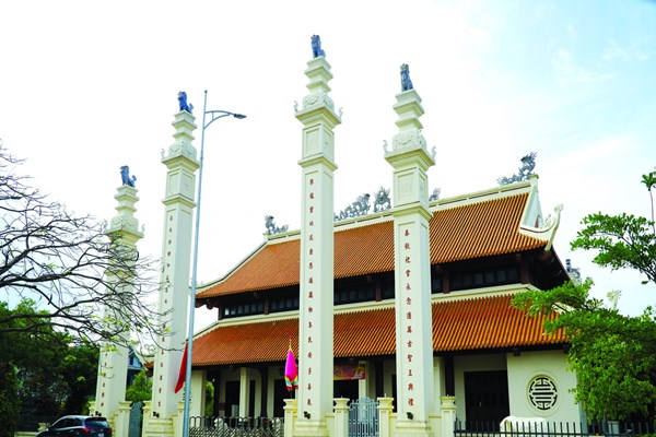 Quảng Bình: Tặng Bằng khen cho người “một mình làm cả ngôi đình” - Anh 1