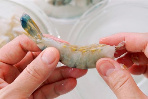 Đổi khẩu vị bữa cơm đầu tuần với món tôm sốt kem tỏi - Anh 2