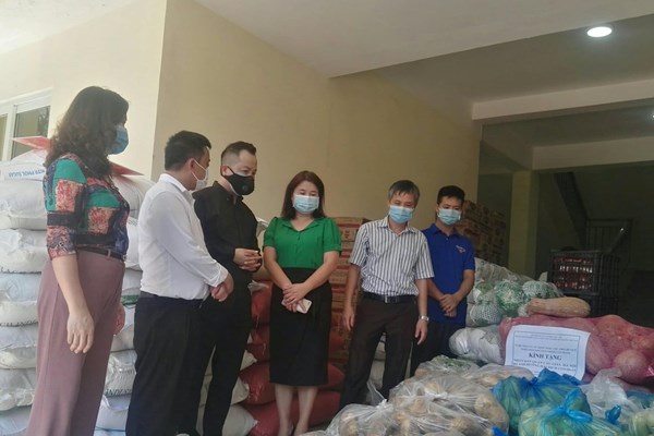 Hai nghệ nhân văn hóa ủng hộ 10 tấn lương thực, thực phẩm, khẩu trang y tế - Anh 2