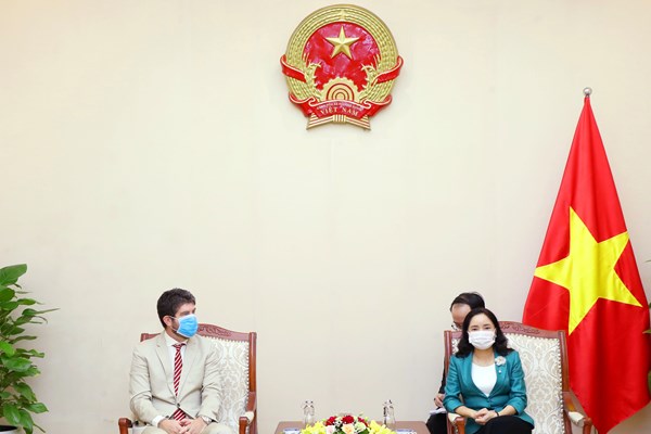 Bộ VHTTDL trao tặng Kỷ niệm chương cho Trưởng Đại diện Văn phòng UNESCO tại Việt Nam - Anh 1