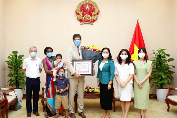 Bộ VHTTDL trao tặng Kỷ niệm chương cho Trưởng Đại diện Văn phòng UNESCO tại Việt Nam - Anh 6