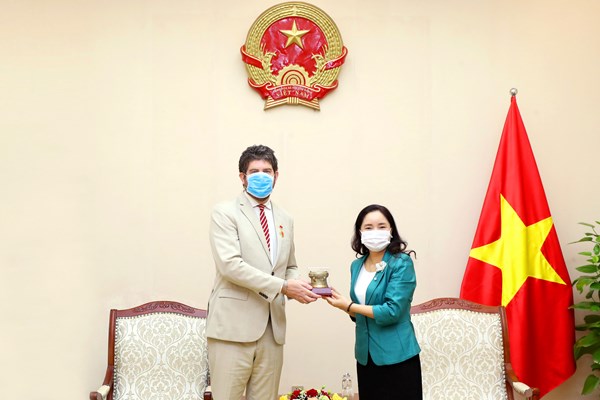 Bộ VHTTDL trao tặng Kỷ niệm chương cho Trưởng Đại diện Văn phòng UNESCO tại Việt Nam - Anh 5