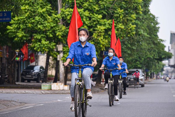 Hà Nội: Thanh niên tuyên truyền lưu động chống dịch bằng xe đạp - Anh 1