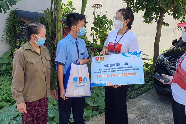 Hơn 50 nghệ sĩ đồng hành  nhận bảo trợ 400 thiếu nhi học tập đến lớp 12 - Anh 1