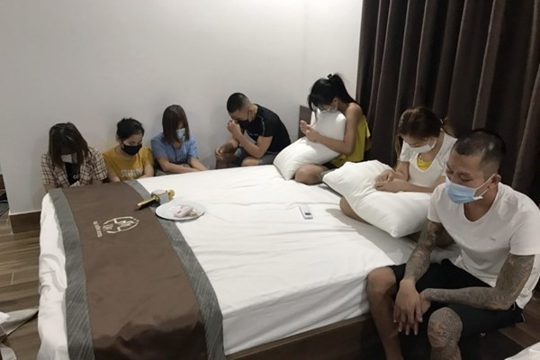 Hà Tĩnh: Bắt quả tang 7 nam nữ thuê khách sạn “phê” ma tuý giữa mùa dịch - Anh 1
