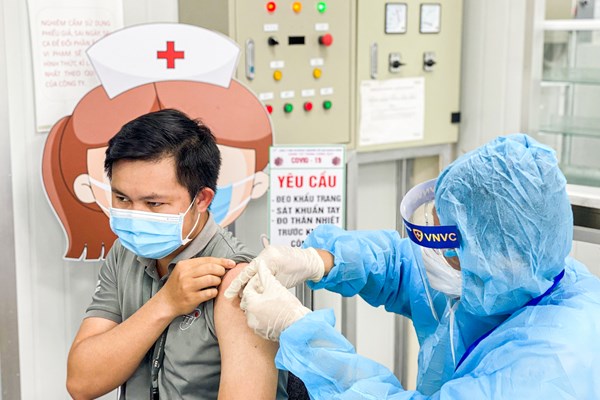 Hơn 1,2 triệu liều vắc xin AstraZeneca được bàn giao cho Bộ Y tế - Anh 1