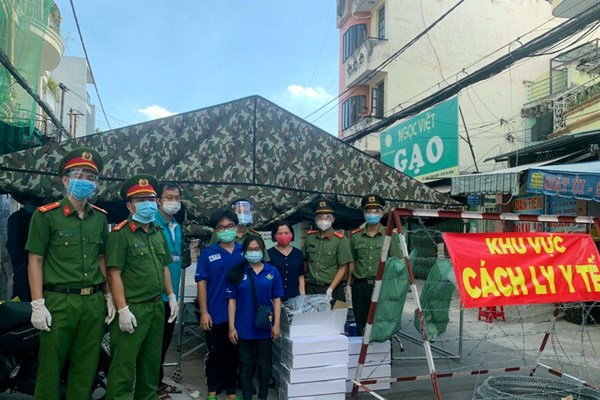 Những chuyến xe yêu thương hướng về tâm dịch - Anh 5