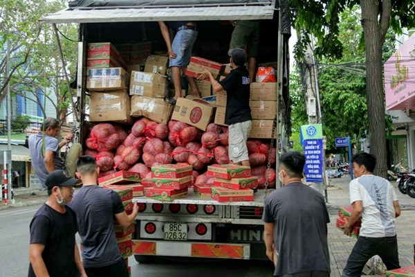 Những chuyến xe yêu thương hướng về tâm dịch - Anh 2