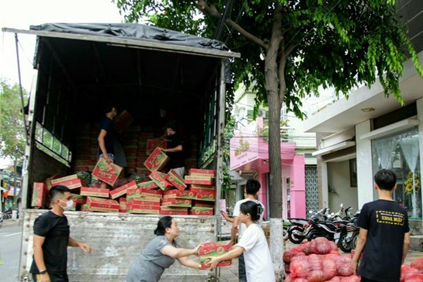 Những chuyến xe yêu thương hướng về tâm dịch - Anh 3