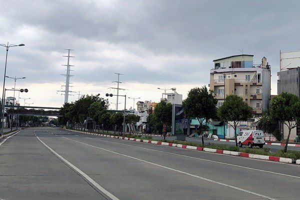 TP.HCM xử phạt nhiều trường hợp vi phạm trong ngày đầu siết chặt giãn cách xã hội - Anh 1