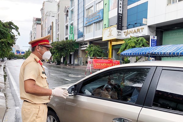 TP.HCM xử phạt nhiều trường hợp vi phạm trong ngày đầu siết chặt giãn cách xã hội - Anh 3