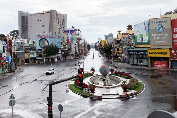 TP.HCM xử phạt nhiều trường hợp vi phạm trong ngày đầu siết chặt giãn cách xã hội - Anh 2