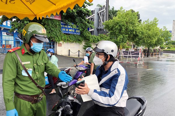 TP.HCM xử phạt nhiều trường hợp vi phạm trong ngày đầu siết chặt giãn cách xã hội - Anh 5