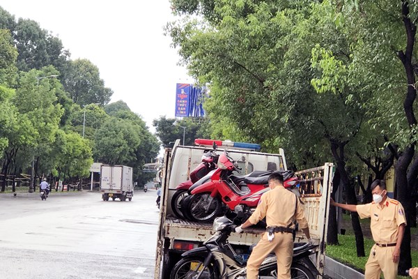 TP.HCM xử phạt nhiều trường hợp vi phạm trong ngày đầu siết chặt giãn cách xã hội - Anh 7