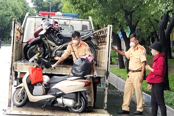 TP.HCM xử phạt nhiều trường hợp vi phạm trong ngày đầu siết chặt giãn cách xã hội - Anh 8