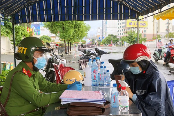 TP.HCM xử phạt nhiều trường hợp vi phạm trong ngày đầu siết chặt giãn cách xã hội - Anh 6