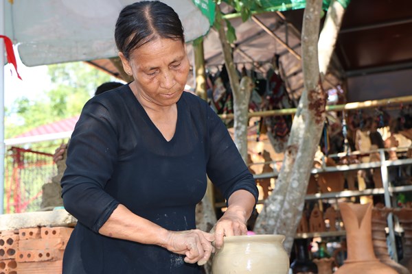 Nỗ lực bảo tồn gốm Chăm - Anh 2