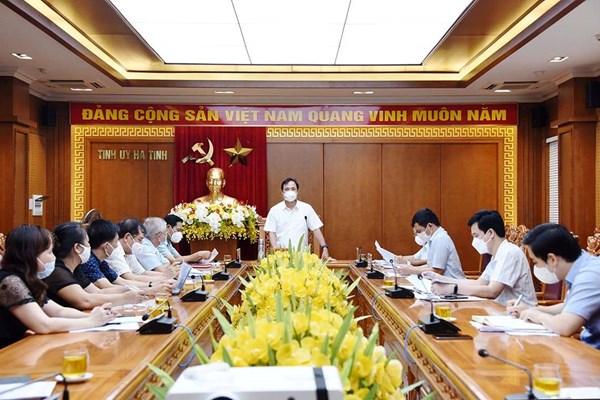 Hà Tĩnh hỗ trợ tiền hàng tháng cho sinh viên đạt điểm cao, hoàn cảnh đặc biệt khó khăn vào đại học - Anh 1
