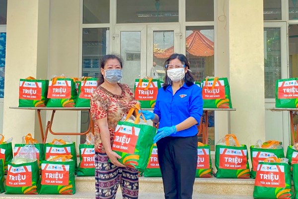 “Triệu túi an sinh” dành cho sinh viên, lao động nghèo - Anh 1