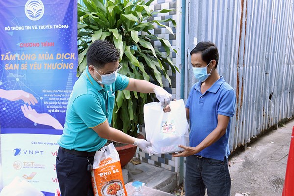 “Bộ đội Cụ Hồ” mang thực phẩm thiết yếu đến tận nhà người dân - Anh 10