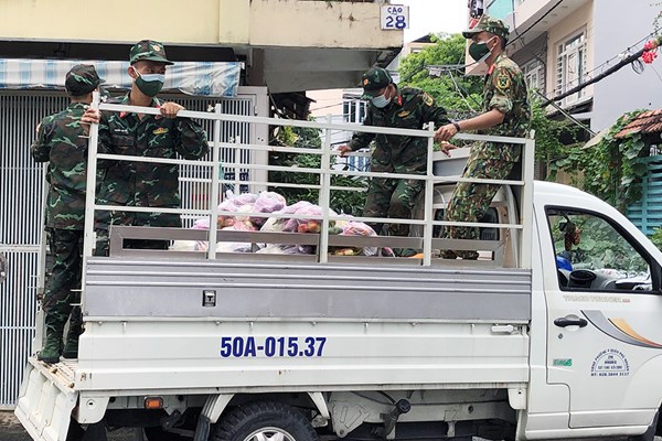 “Bộ đội Cụ Hồ” mang thực phẩm thiết yếu đến tận nhà người dân - Anh 1