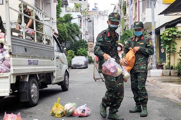 “Bộ đội Cụ Hồ” mang thực phẩm thiết yếu đến tận nhà người dân - Anh 3